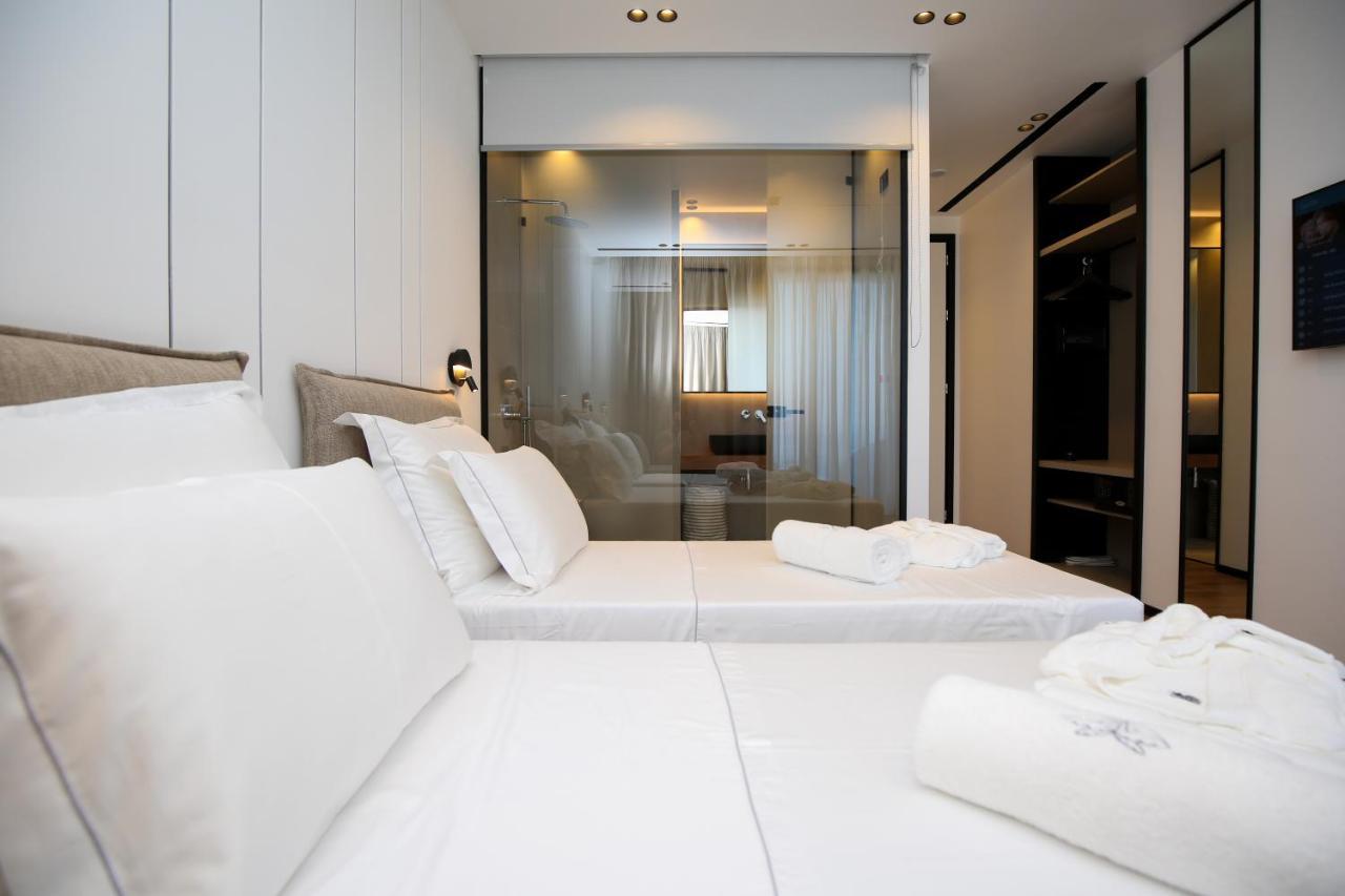 Zweibettzimmer mit Balkon und eigenem Pool